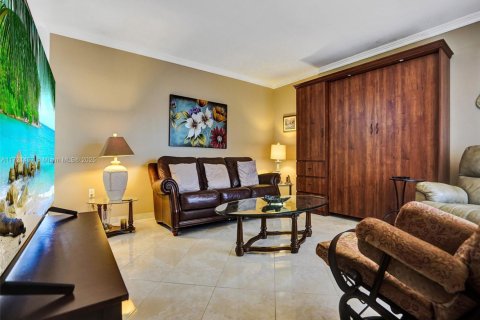 Condo in Miami, Florida, 1 bedroom  № 1953382 - photo 9