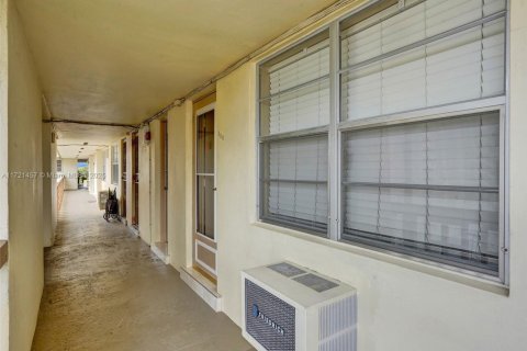 Condo in Miami, Florida, 1 bedroom  № 1953382 - photo 27