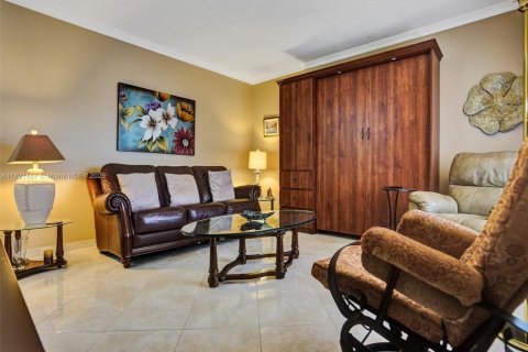 Condo in Miami, Florida, 1 bedroom  № 1953382 - photo 10