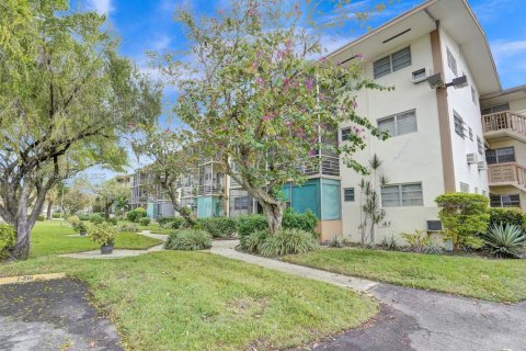 Condo in Miami, Florida, 1 bedroom  № 1953382 - photo 29