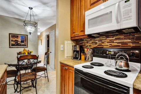 Condo in Miami, Florida, 1 bedroom  № 1953382 - photo 5