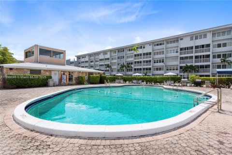 Copropriété à louer à Hallandale Beach, Floride: 2 chambres, 99.78 m2 № 1938684 - photo 16