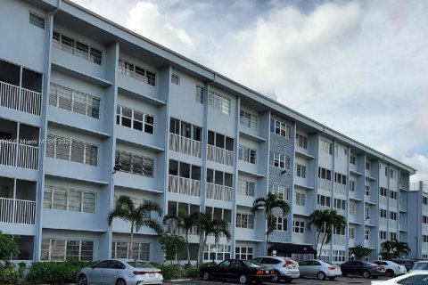 Copropriété à louer à Hallandale Beach, Floride: 2 chambres, 99.78 m2 № 1938684 - photo 3