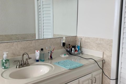 Copropriété à louer à Hallandale Beach, Floride: 2 chambres, 99.78 m2 № 1938684 - photo 15