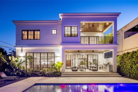 Casa en alquiler en Miami, Florida, 5 dormitorios, 426.24 m2 № 1891111 - foto 6