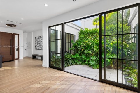 Casa en alquiler en Miami, Florida, 5 dormitorios, 426.24 m2 № 1891111 - foto 14