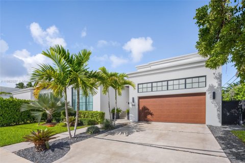 Casa en alquiler en Miami, Florida, 5 dormitorios, 426.24 m2 № 1891111 - foto 7
