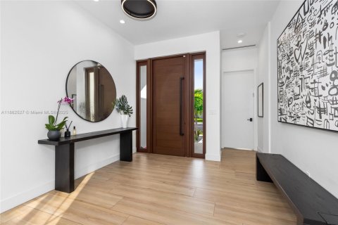 Casa en alquiler en Miami, Florida, 5 dormitorios, 426.24 m2 № 1891111 - foto 21