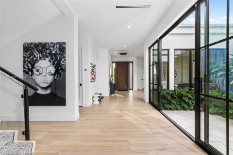 Casa en alquiler en Miami, Florida, 5 dormitorios, 426.24 m2 № 1891111 - foto 13