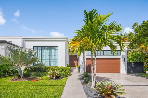 Casa en alquiler en Miami, Florida, 5 dormitorios, 426.24 m2 № 1891111 - foto 3