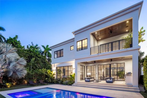 Casa en alquiler en Miami, Florida, 5 dormitorios, 426.24 m2 № 1891111 - foto 5