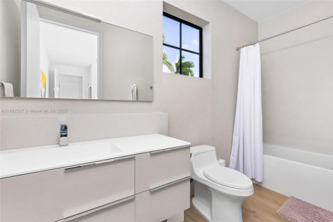 Casa en alquiler en Miami, Florida, 5 dormitorios, 426.24 m2 № 1891111 - foto 27
