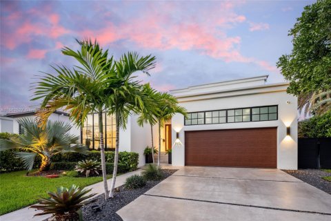 Casa en alquiler en Miami, Florida, 5 dormitorios, 426.24 m2 № 1891111 - foto 2