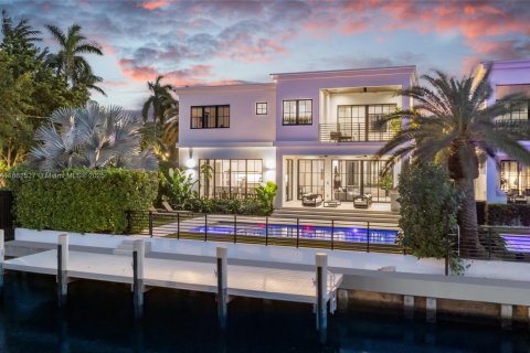 Casa en alquiler en Miami, Florida, 5 dormitorios, 426.24 m2 № 1891111 - foto 1