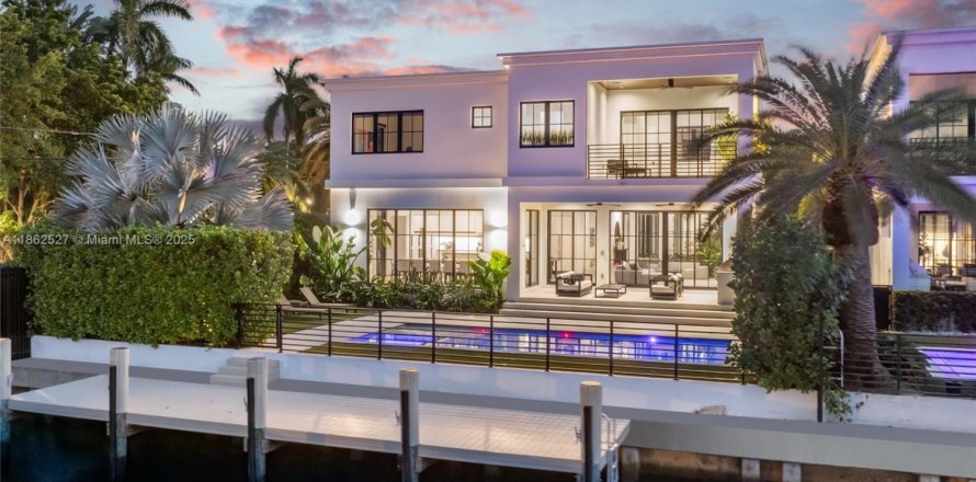 Casa en Miami, Florida 5 dormitorios, 426.24 m2 № 1891111