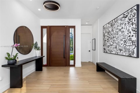 Casa en alquiler en Miami, Florida, 5 dormitorios, 426.24 m2 № 1891111 - foto 22