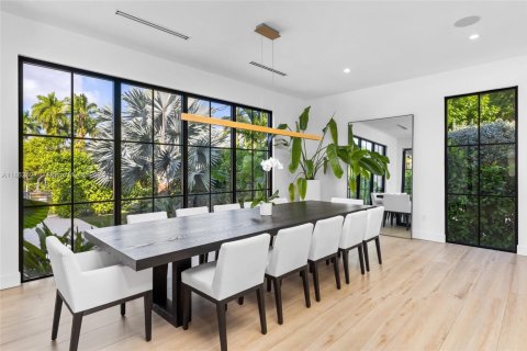 Casa en alquiler en Miami, Florida, 5 dormitorios, 426.24 m2 № 1891111 - foto 17
