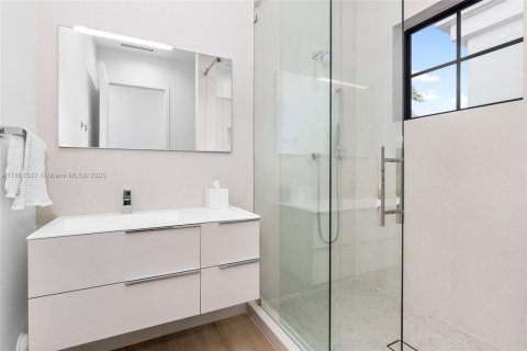 Casa en alquiler en Miami, Florida, 5 dormitorios, 426.24 m2 № 1891111 - foto 26
