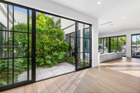Casa en alquiler en Miami, Florida, 5 dormitorios, 426.24 m2 № 1891111 - foto 11