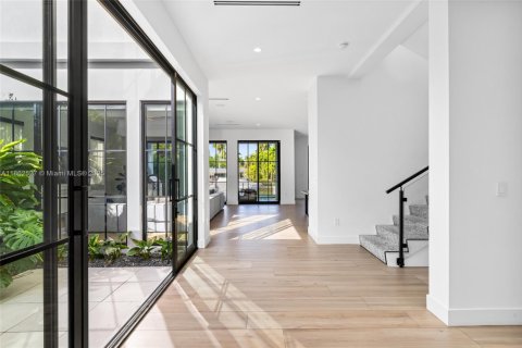 Casa en alquiler en Miami, Florida, 5 dormitorios, 426.24 m2 № 1891111 - foto 12
