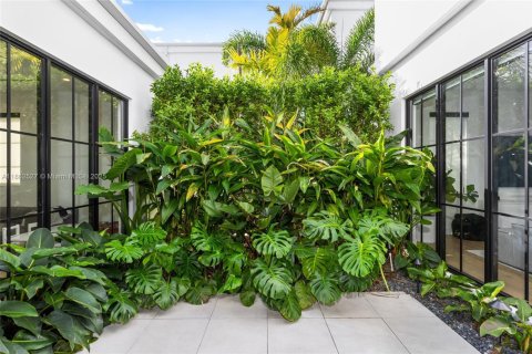 Casa en alquiler en Miami, Florida, 5 dormitorios, 426.24 m2 № 1891111 - foto 10