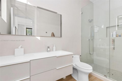 Casa en alquiler en Miami, Florida, 5 dormitorios, 426.24 m2 № 1891111 - foto 28