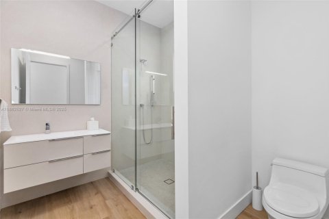 Casa en alquiler en Miami, Florida, 5 dormitorios, 426.24 m2 № 1891111 - foto 25
