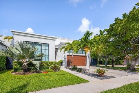Casa en alquiler en Miami, Florida, 5 dormitorios, 426.24 m2 № 1891111 - foto 8
