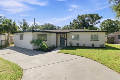 House in Saint Petersburg, Florida 4 bedrooms, 137.03 sq.m. № 2239003
