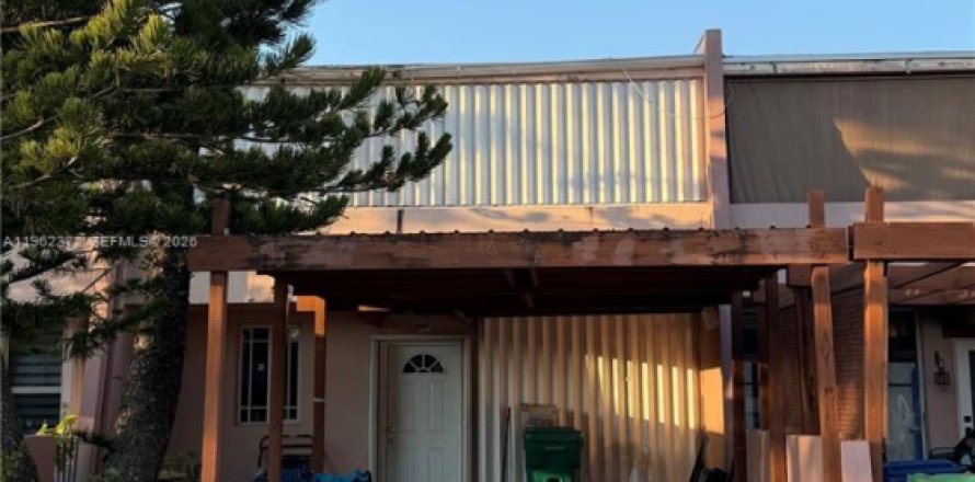 Townhouse in Miami, Florida 3 bedrooms, 151.24 sq.m. № 2025066