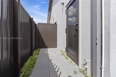 Villa ou maison à vendre à Miami, Floride: 4 chambres № 2055770 - photo 30