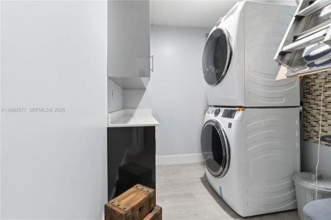 Villa ou maison à vendre à Miami, Floride: 4 chambres № 2055770 - photo 22