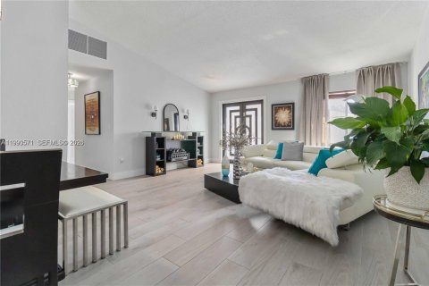 Villa ou maison à vendre à Miami, Floride: 4 chambres № 2055770 - photo 6