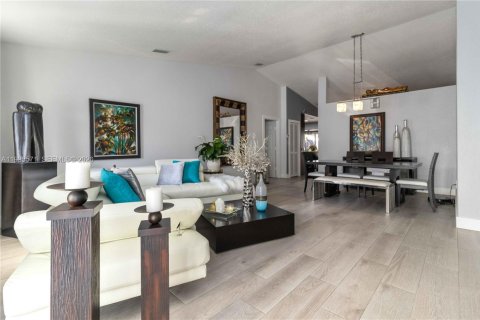 Villa ou maison à vendre à Miami, Floride: 4 chambres № 2055770 - photo 5