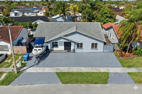 Villa ou maison à vendre à Miami, Floride: 4 chambres № 2055770 - photo 3