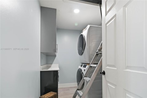 Villa ou maison à vendre à Miami, Floride: 4 chambres № 2055770 - photo 23