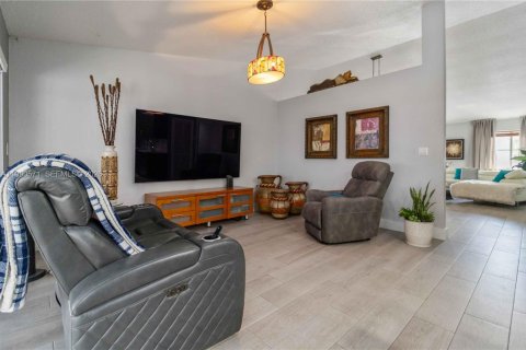 Villa ou maison à vendre à Miami, Floride: 4 chambres № 2055770 - photo 8