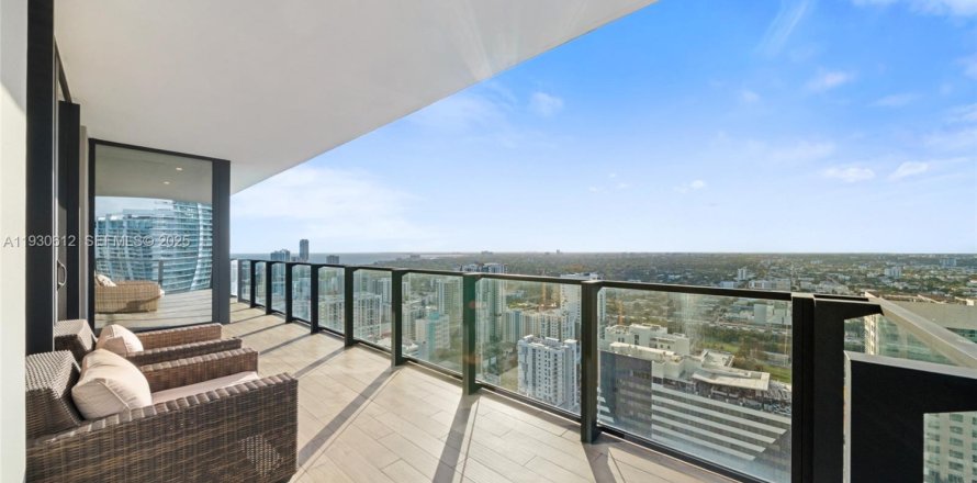Condo in Miami, Florida, 3 bedrooms  № 1991054