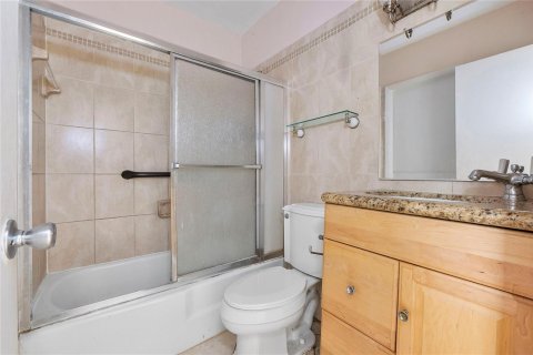 Condo in Oakland Park, Florida, 2 bedrooms  № 2174290 - photo 8