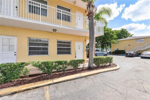 Condo in Oakland Park, Florida, 2 bedrooms  № 2174290 - photo 9