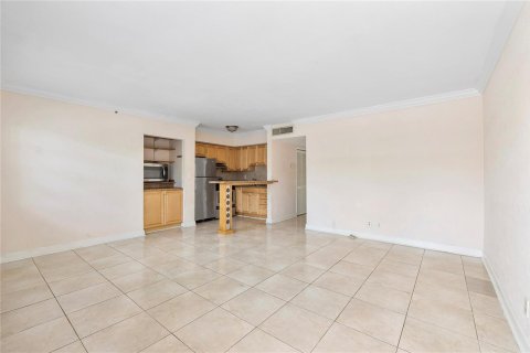 Condo in Oakland Park, Florida, 2 bedrooms  № 2174290 - photo 4