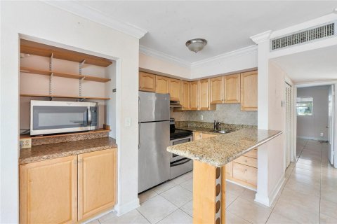 Condo in Oakland Park, Florida, 2 bedrooms  № 2174290 - photo 2