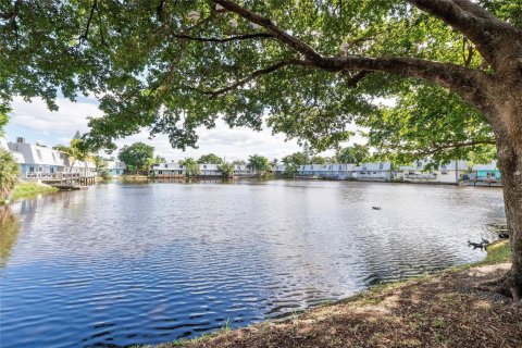 Condo in Oakland Park, Florida, 2 bedrooms  № 2174290 - photo 11