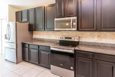 Villa ou maison à louer à Spring Hill, Floride: 4 chambres, 193.42 m2 № 2400350 - photo 9