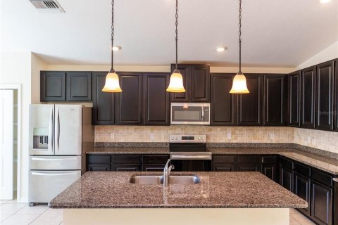 Villa ou maison à louer à Spring Hill, Floride: 4 chambres, 193.42 m2 № 2400350 - photo 6