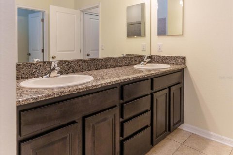 Villa ou maison à louer à Spring Hill, Floride: 4 chambres, 193.42 m2 № 2400350 - photo 16