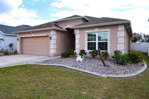 Villa ou maison à louer à Spring Hill, Floride: 4 chambres, 193.42 m2 № 2400350 - photo 2