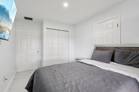 Casa en venta en Davie, Florida, 5 dormitorios, 213.12 m2 № 2077807 - foto 19