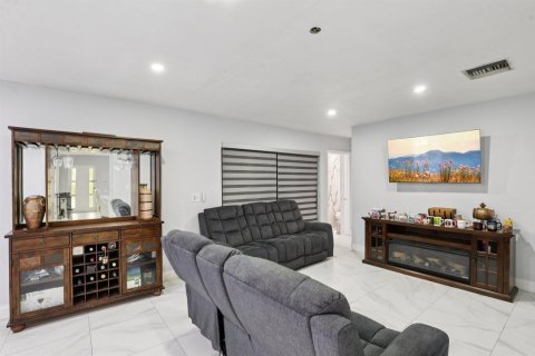 Casa en venta en Davie, Florida, 5 dormitorios, 213.12 m2 № 2077807 - foto 9