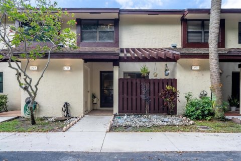 Townhouse in Coconut Creek, Florida 2 bedrooms, 137.5 sq.m. № 2261271